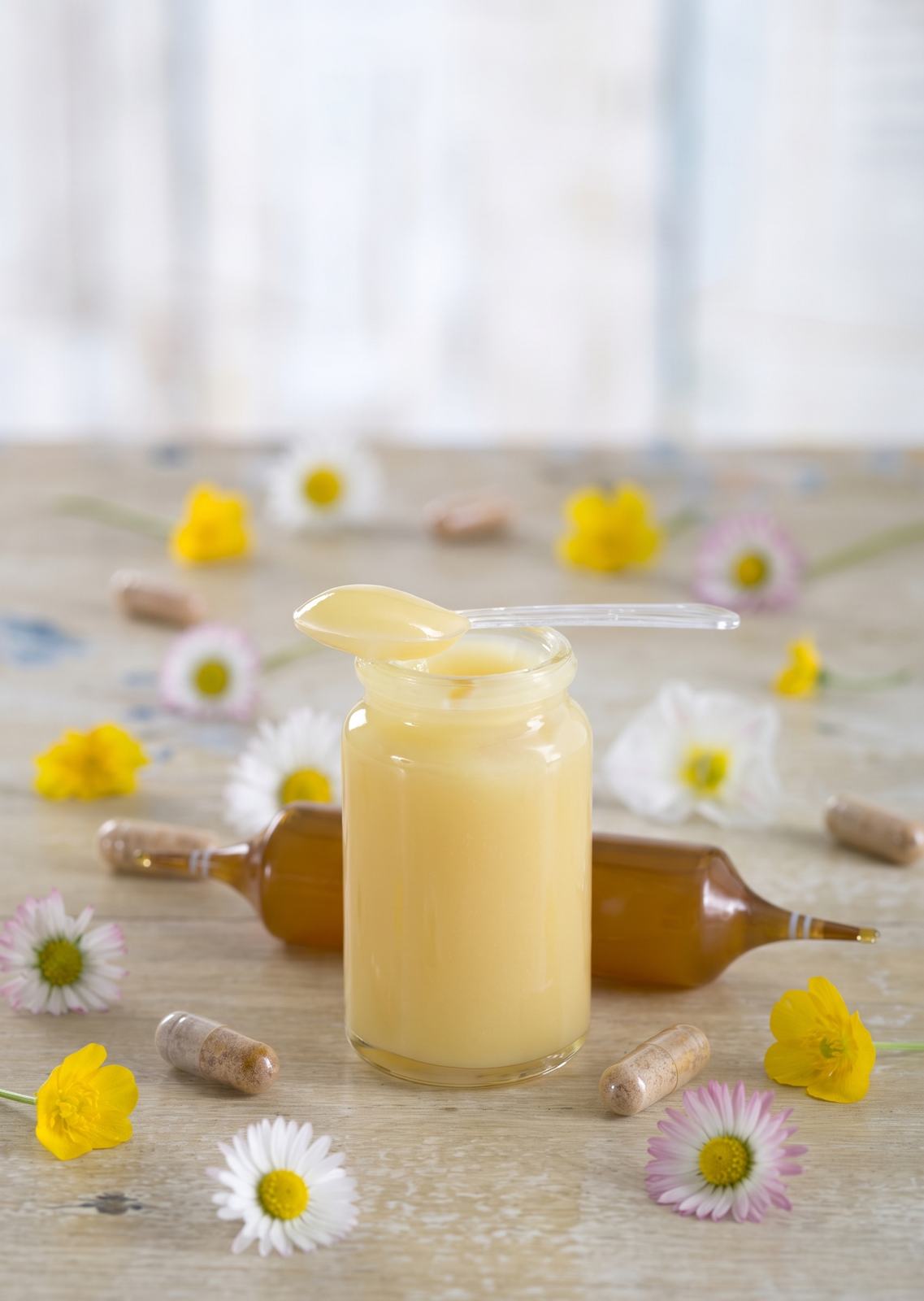 Glas mit Gelee Royale und Löffel